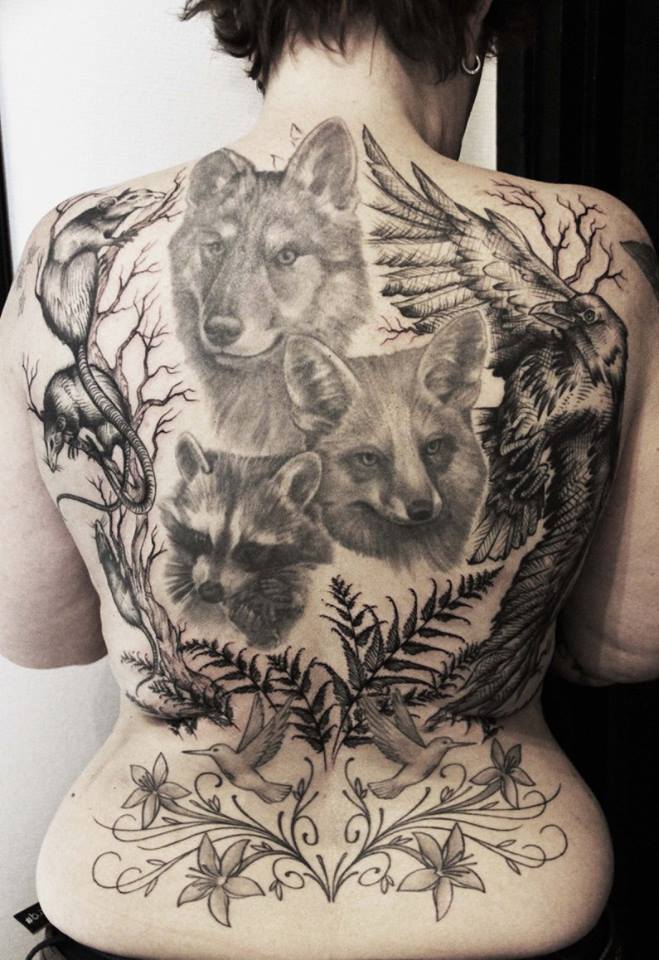 Défi relévé : compléter le dos de Miss S en mettent en valeur ses tattoos de portraits d'animaux.